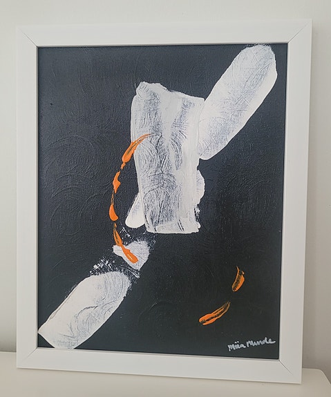 Abstrakti akryylimaalaus valko-oranssi mustalla pohjalla