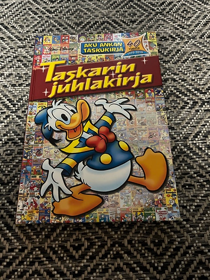 Aku Ankka Taskarin juhlakirja, kovakantinen