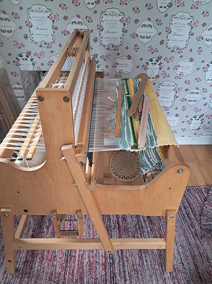 Kunnon varusteilla ,lankaa tukin päällä noin 10 m ja matonkuteita.