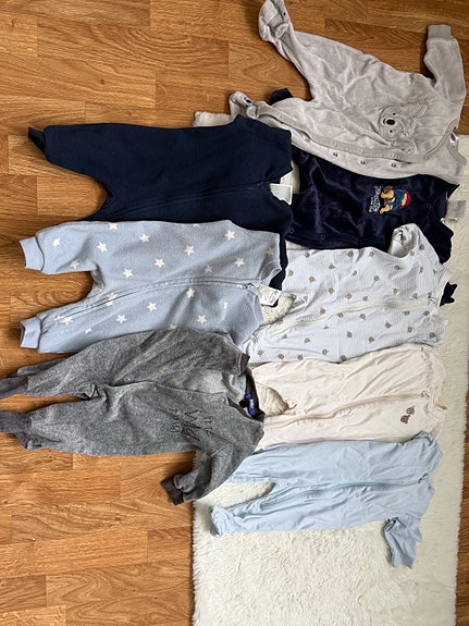 Vauvan potkupukuja ja muutama fleece puku koossa 56