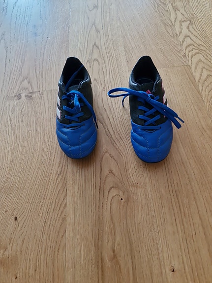 Adidas nappikset jalkapalloon
