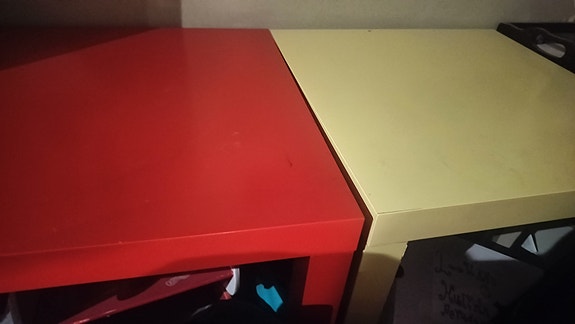 Punainen ja keltainen Ikea Lack pöytä