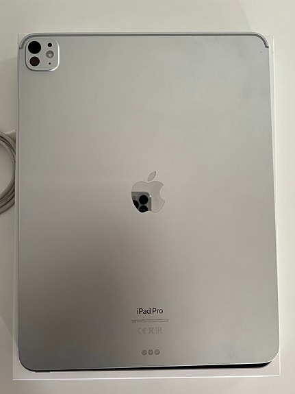 Apple iPad Pro 13” M4 Wi-Fi 256GB hopea (2024) – Kuin uusi