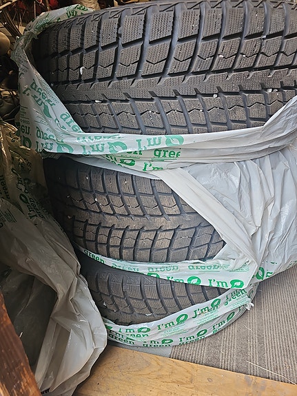 BMW 5-sarjan alumiinivanteet kitkarenkailla.