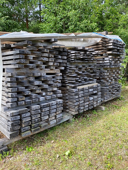 Sahatavaraa 7,8 m³/ lankkua ulkovarastossa 6,5 m³, lautaa 1,3 m³