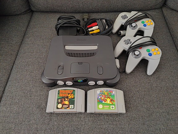 Nintendo 64 + ohjaimet + pelit