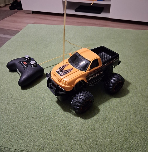 Radio-ohjattava auto