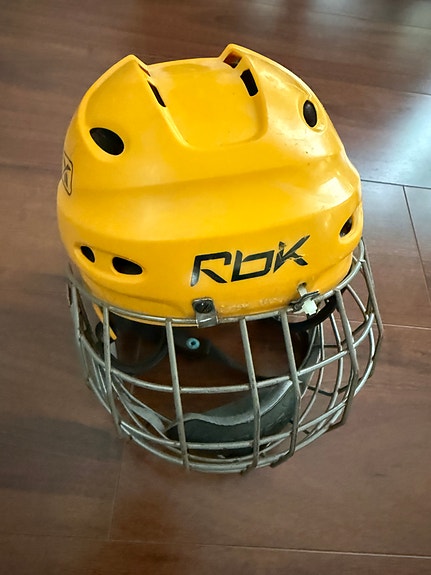 RBK 5K L jääkiekkokypärä ja ristikko