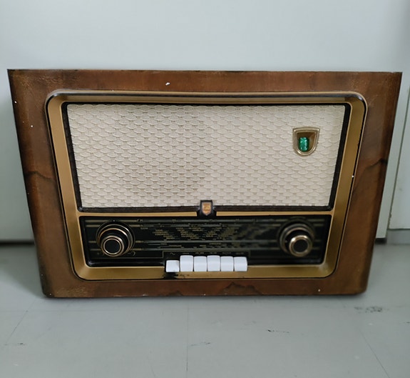 Philips vanha pöytäradio puukotelolla