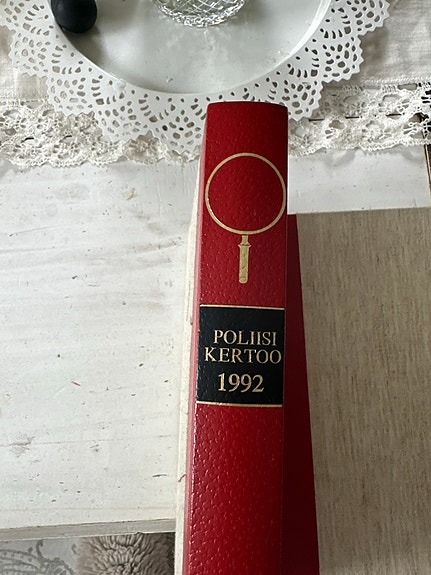 Pohjolan poliisi kertoo -kirjat 1984 ja 1992