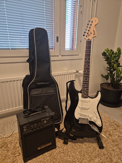 HUOLLETTU Squier Affinity Stratocaster kitara + laukku + vahvistin