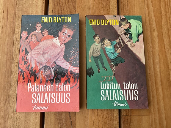 Blyton Enid: Lukitun talon salaisuus ja Palaneen talon salaisuus