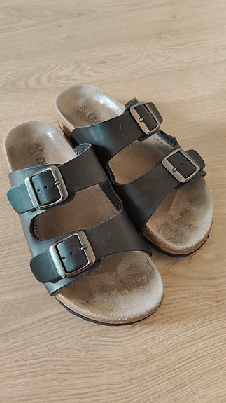 Vähän käytetyt siistit sandaalit