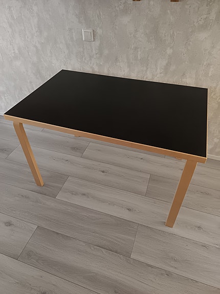 Artek 81b pöytä