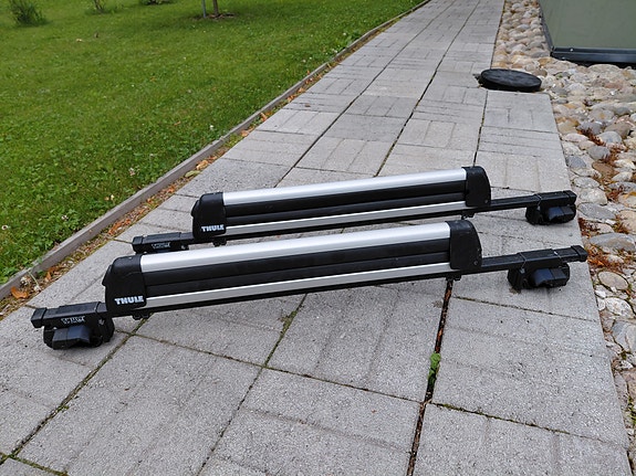 Thule -suksitelineet auton katolle