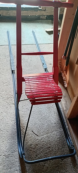 Punainen potkukelkka