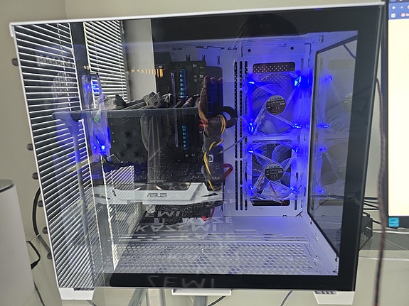 Upea valkoinen pelikone (i5 / GTX 1070 8GB / 16GB / SSD+HDD)