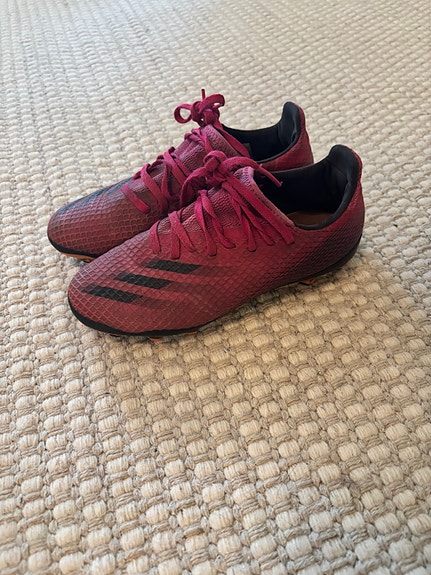 Adidaksen jalkapallokengät 35
