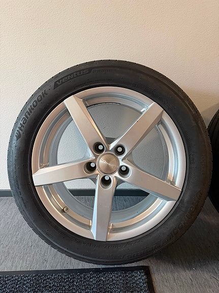 Hankook renkaat vanteilla 225/50/17