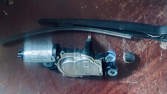 Volvo V70 mk3 Takaluukun pyyhkijän moottori ja sulka