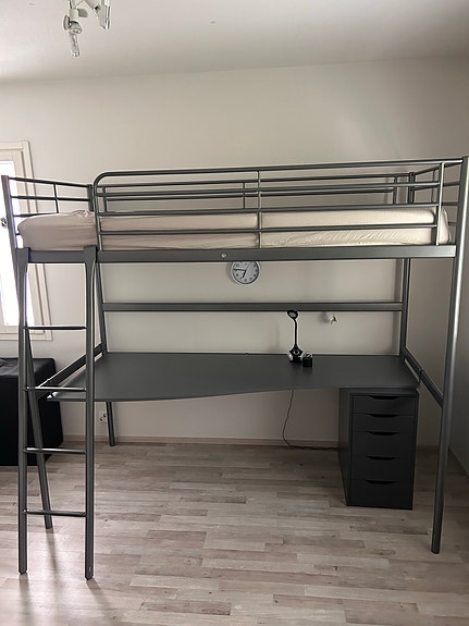 IKEA Svärta parvisänky työpöydällä + patja ja petauspatja – hyväkuntoinen