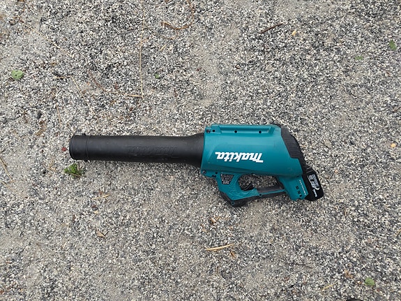 Makita akkuporakone ja lehtipuhallin
