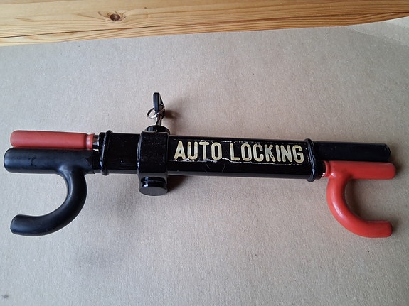 Auto Locking ohjauspyörälukko autoon