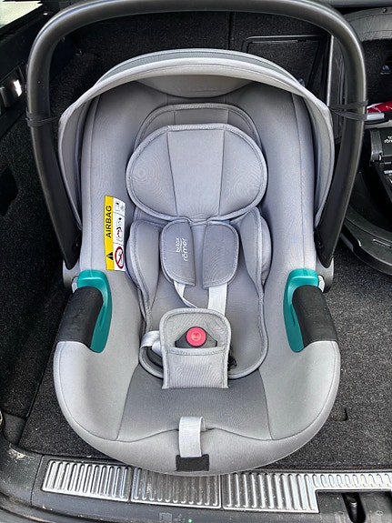 Britax Römer Baby-safe 3 i-SIZE turvakaukalo ja FLEX BASE iSENSE -jalusta