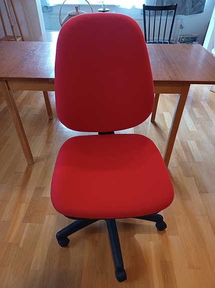Punainen työtuoli - säädettävä ja siistikuntoinen