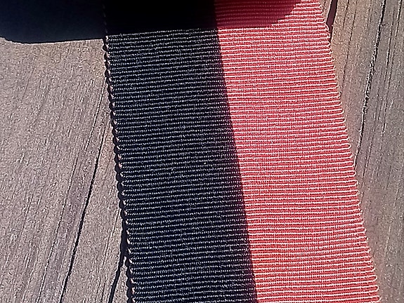 Vanhan Karjalan nauha, värit punainen ja musta. Nauha ei ole täydellinen.