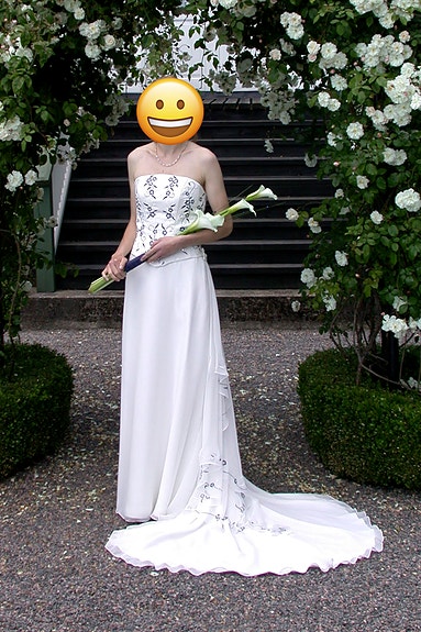 Special Day hääpuku tummansinisellä kirjailuilla