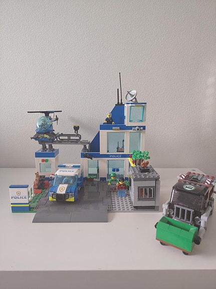 LEGO City poliisiasema ja ajoneuvot 60316