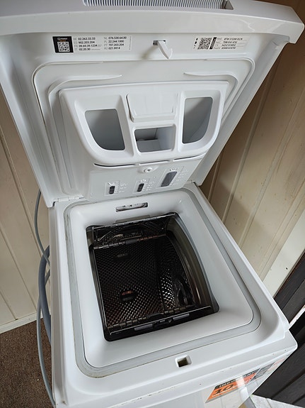 Indesit päältä täytettävä pesukone