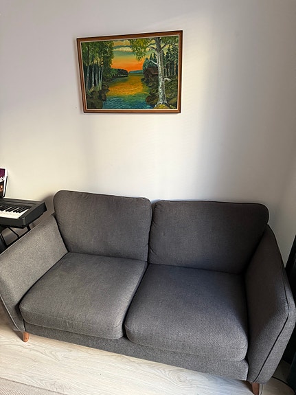 Maskun kahden istuttava harmaa sohva