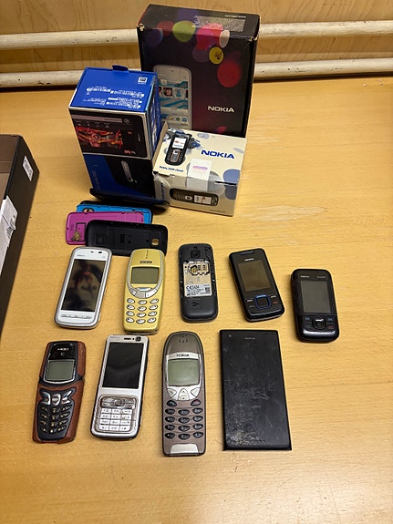 Vanhoja Nokia puhelimia 8 kpl + takakansia