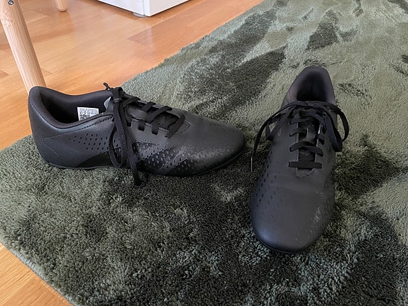 Adidas predator jalkapallokengät koko 42