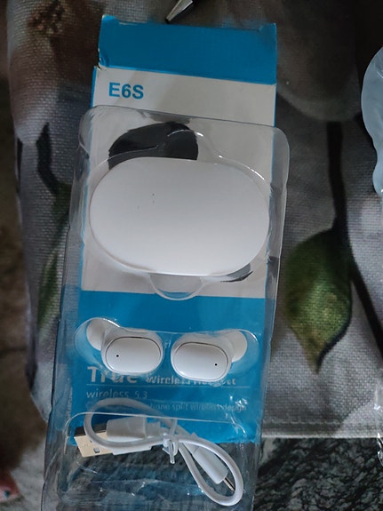 Bluetooth-kuulokkeet latasbox ja usb-johto