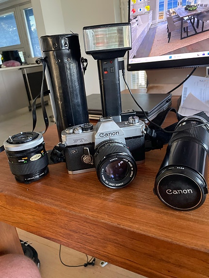 Canon FTB QL + 3 Canon FD -objektiivia, Macro-adapteri, Metz-salama ja laukku