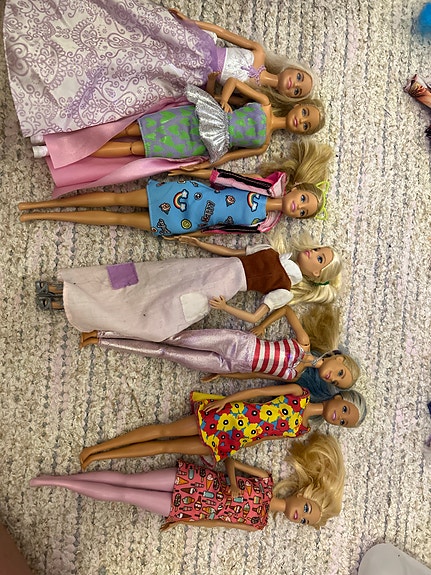 Barbie nuket vaatteilla, useita kappaleita