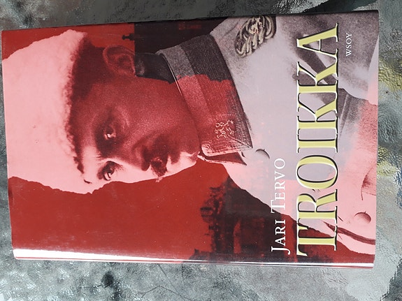 Jari Tervon kirjoittama "Troikka" -romaani