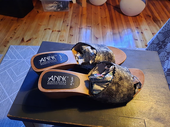 Anne Linnonmaa merkkiset puukengät