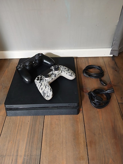 PlayStation 4 Slim 500GB & 2 ohjainta