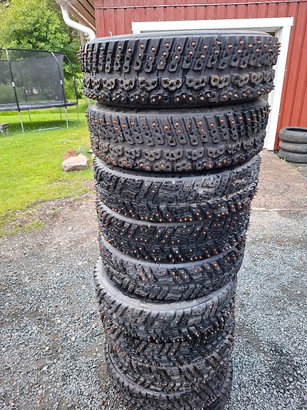 13/64R15 piikkirenkaita