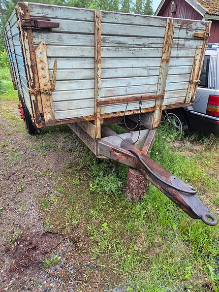 Traktorin perävaunu puulaidat