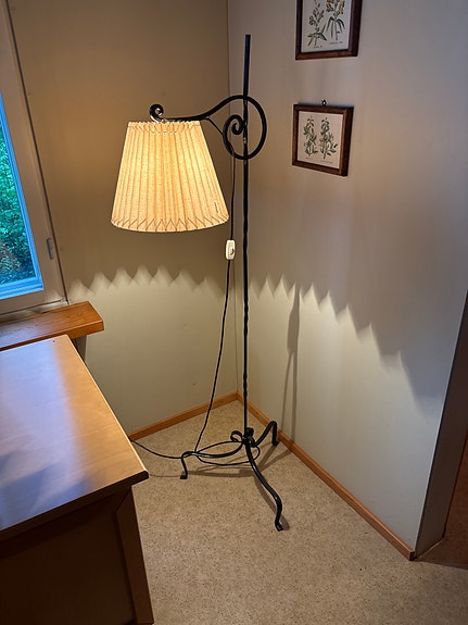 Takorautainen lattiavalaisin