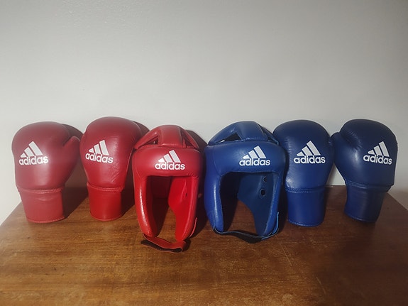 Adidas nyrkkeilykypärät ja - hanskat punainen + sininen, rookie kids