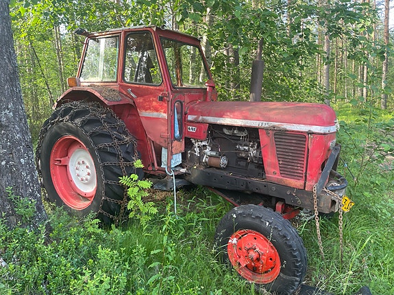 Nuffield 4/65 traktori punainen