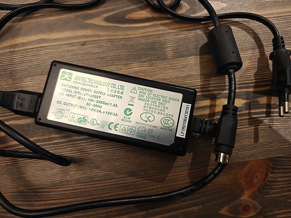 Virtalähde / laturi 5V + 12V, 4-pin mini-DIN