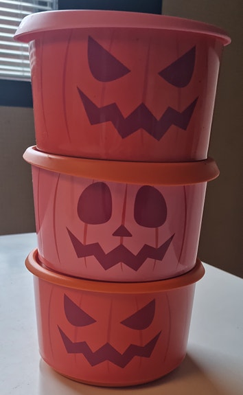 Tupperware halloween astiat.