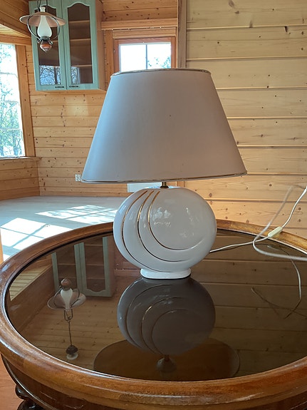 Valkoinen pöytävalaisin